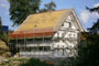 Neues Haus mit Grundputz aus Fassade, bereit zur Ziegeleindeckung